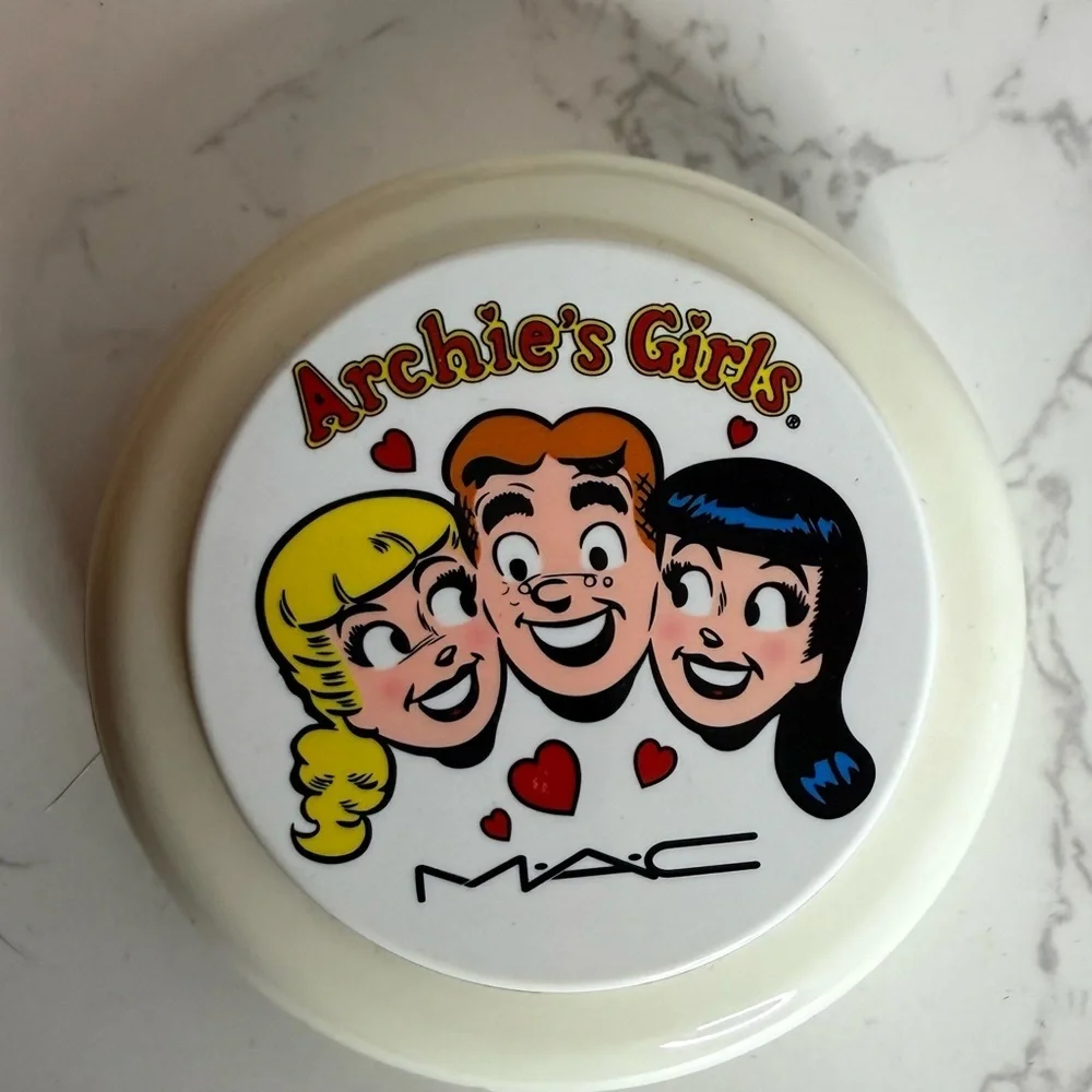 MAC Cosmetics x Archie's Girls Pearlmatte Face Powder in Flatter Me NIP